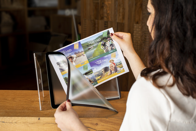 Akrylbordsskylthållare med A4 Magneto Frame Display Pocket, lutande L-form